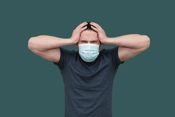 Hombre Blanco Adulto Con Máscara Quirúrgica Preocupado Estresado Sosteniendo Cabeza —  Fotos de Stock