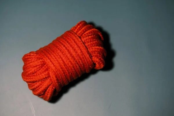 Corde Tissu Rouge Pour Shibari Sur Fond Gris Jute Fétiche — Photo