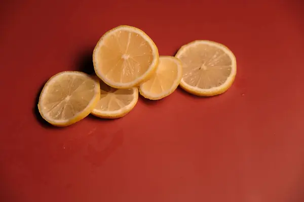 Нарезанные Лимонные Клинья Оранжевой Поверхности Источник Витамина Сезон Холода Гриппа — стоковое фото