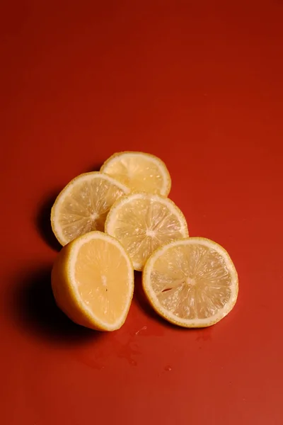 Rodajas Limón Cuñas Superficie Naranja Fuente Vitamina Durante Temporada Resfriado — Foto de Stock