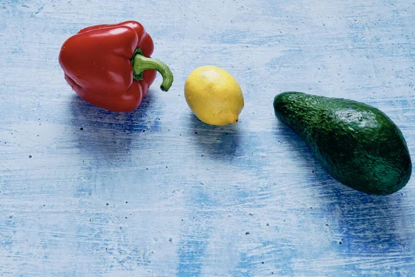 Green Avocado Yellow Lemon Red Bell Pepper Lays Blue Grunge — Stock Photo, Image