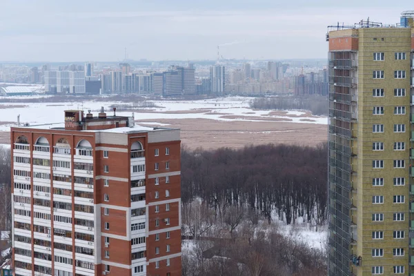 カザン タタールスタン ロシア 2021年1月 カザン市のバーリ ガレエフ通りにある高レベルのマルチストーリーハウスからの眺め 冬のイメージ — ストック写真