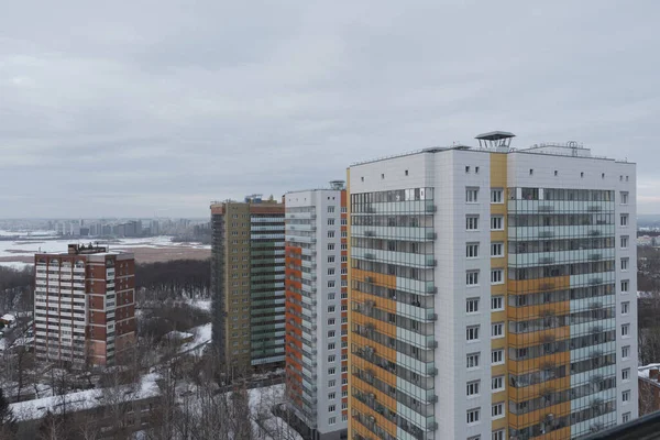 カザン タタールスタン ロシア 2021年1月 カザン市のバーリ ガレエフ通りにある高レベルのマルチストーリーハウスからの眺め 冬のイメージ — ストック写真