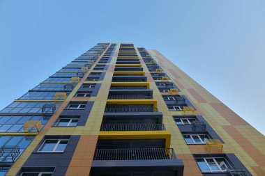 Mavi gökyüzüne karşı yüksek binaların bir parçası. Boşluk resmini kopyala.