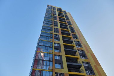 Mavi gökyüzüne karşı yüksek binaların bir parçası. Boşluk resmini kopyala.