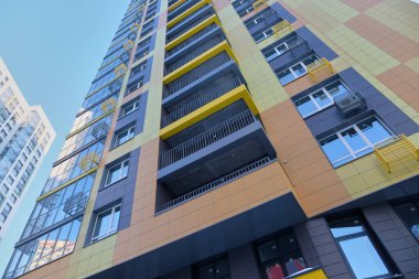 Mavi gökyüzüne karşı yüksek binaların bir parçası. Boşluk resmini kopyala.