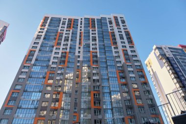 Yeni yerleşim bölgesinde panoramik balkonlu renkli bir ev. beton inşaat teknolojisi. Konut Kompleksi 