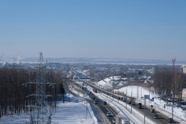 Rus Kazan şehrindeki bir caddenin yukarıdan görünüşü. Kış güneşli bir gün görüntüsü. Şehir trafiği. Kazan şehir manzarası kavramı.