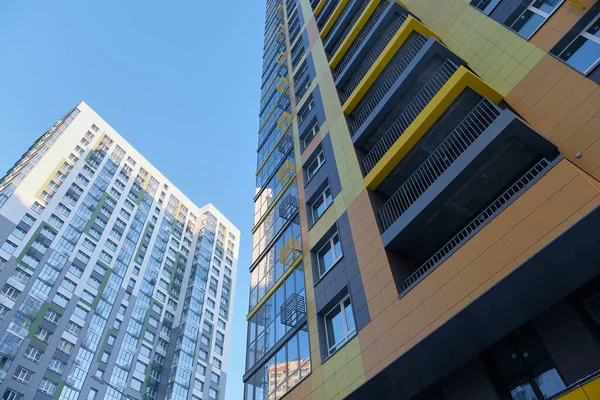 Mavi gökyüzüne karşı yüksek binaların bir parçası. Boşluk resmini kopyala.