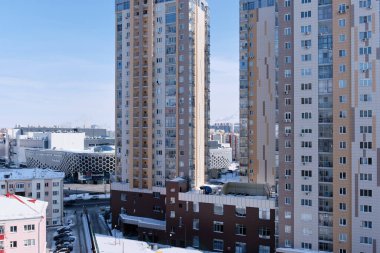 Rus Kazan şehrinin yukarıdan görünüşü. Kış güneşli bir gün görüntüsü. Şehir trafiği. Kazan şehir manzarası kavramı.