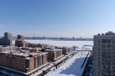 Rus Kazan şehrinin yukarıdan görünüşü. Kış güneşli bir gün görüntüsü. Şehir trafiği. Kazan şehir manzarası kavramı.