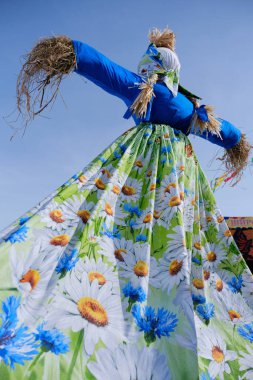 Mavi gökyüzüne karşı doldurulmuş karnaval. Maslenitsa Rusya 'da kutlama yapıyor