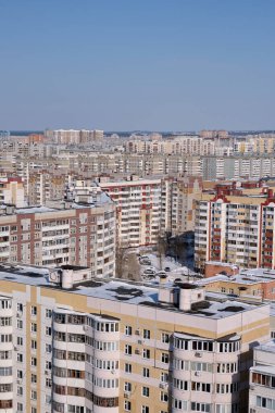 Kazan, Tataristan, Rusya - Mart 2021: Rus Kazan şehrindeki Chistopolskaya caddesinin yukarıdan görüntüsü. Kış güneşli bir gün görüntüsü. Şehir trafiği. Kazan şehir manzarası kavramı.