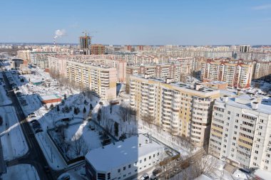 Kazan, Tataristan, Rusya - Mart 2021: Rus Kazan şehrindeki Chistopolskaya caddesinin yukarıdan görüntüsü. Kış güneşli bir gün görüntüsü. Şehir trafiği. Kazan şehir manzarası kavramı.