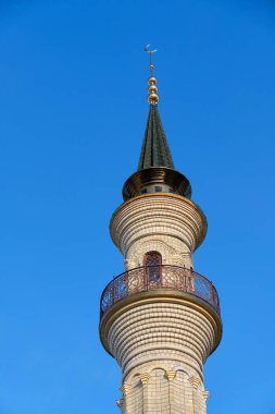 Mavi gökyüzüne karşı caminin minaresi. Avrupa 'da İslam
