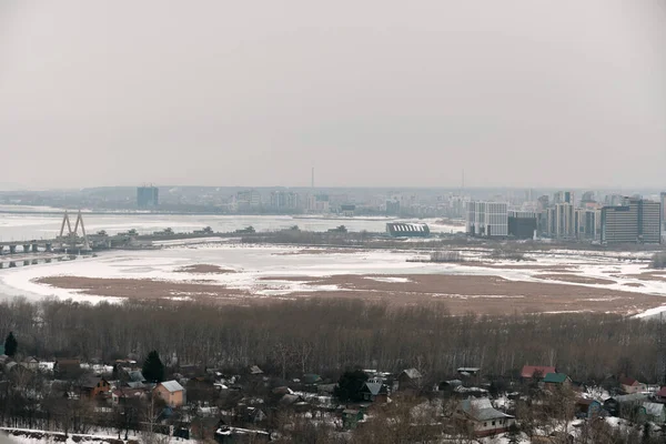 カザン市内の住宅 スタジアム 川の高さからの眺め 早春だ — ストック写真