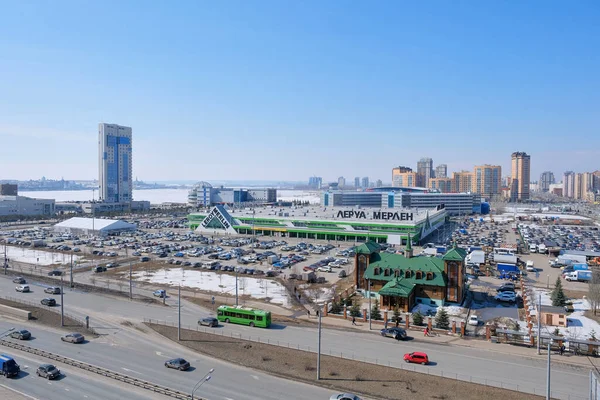 カザン タタールスタン ロシア 2021年4月 ロシアのカザン市内のAmirkhana通りからの眺め 冬の晴れた日の画像 都市交通 花山の街並みのコンセプト カザン クレムリン — ストック写真