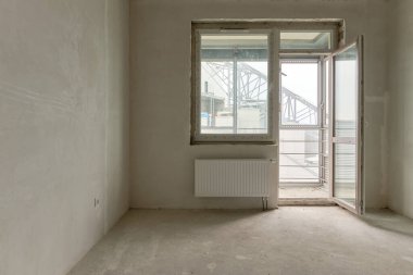 Kazan, Tataristan, Rusya - Mayıs 2021: Yeni bir binada tipik bir dairenin kaba bir şekilde bitirilmesi. Gayrimenkul