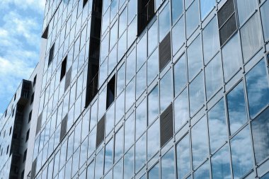 Çok katlı yeni bir ev manzarası. Güneşli bir gün. Kazan 'ın yeni evleri. Binalar ve gayrimenkul kavramı 