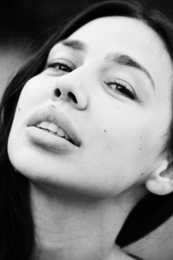 Gözlerinde lensler olan beyaz, güzel, beyaz, gülümseyen bir kadının yakın plan portresi..