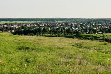 Yazın güneşli bir günde güzel yeşil doğa manzarası. Çayırda kirli bir yol. Seçici odak