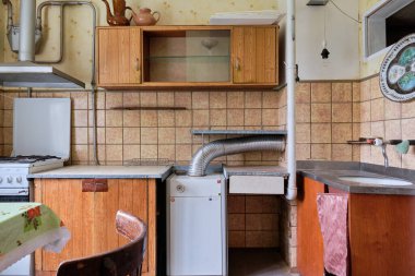 Khruschev House 'daki eski Sovyet mutfağının fakir bir örneği. Eski büfe, masa, sandalyeler. Döşeme berbat. Duvardaki parçalanmış fayanslar. Emeklilerin dairesi.