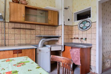Khruschev House 'daki eski Sovyet mutfağının fakir bir örneği. Eski büfe, masa, sandalyeler. Döşeme berbat. Duvardaki parçalanmış fayanslar. Emeklilerin dairesi.