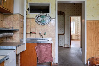 Khruschev House 'daki eski Sovyet mutfağının fakir bir örneği. Eski büfe, masa, sandalyeler. Döşeme berbat. Duvardaki parçalanmış fayanslar. Emeklilerin dairesi.