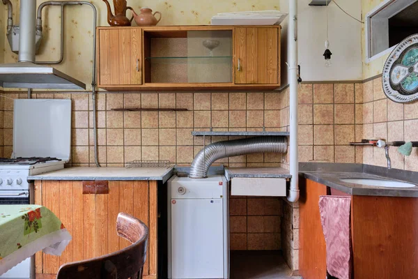 Пример Бедного Интерьера Старой Советской Кухни Доме Хрущева Стареющий Буфет Стоковое Изображение
