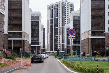 Kazan, Tataristan, Rusya - Eylül 2021: bulutlu gökyüzüne karşı inşaat halinde olan tipik bir gökdelen. Noviye Gorki adında bir yerleşim yeri. Kazan şehrinde Gran Gelişimi