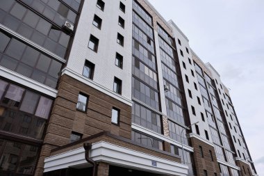 Kazan, Tataristan, Rusya - Eylül 2021: bulutlu gökyüzüne karşı inşaat halinde olan tipik bir gökdelen. Noviye Gorki adında bir yerleşim yeri. Kazan şehrinde Gran Gelişimi