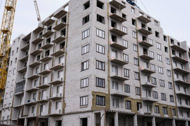 Kazan, Tataristan, Rusya - Eylül 2021: bulutlu gökyüzüne karşı inşaat halinde olan tipik bir gökdelen. Noviye Gorki adında bir yerleşim yeri. Kazan şehrinde Gran Gelişimi