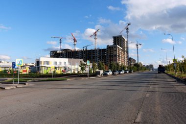 Kazan, Tataristan, Rusya - Eylül 2021: bulutlu gökyüzüne karşı tipik yüksek binaların bir parçası. Benim Ritmim adında bir yerleşim yeri. Kazan şehrinde Ak Çubukları Geliştirme