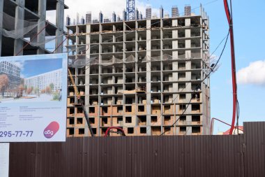 Kazan, Tataristan, Rusya - Eylül 2021: bulutlu gökyüzüne karşı tipik yüksek binaların bir parçası. Benim Ritmim adında bir yerleşim yeri. Kazan şehrinde Ak Çubukları Geliştirme