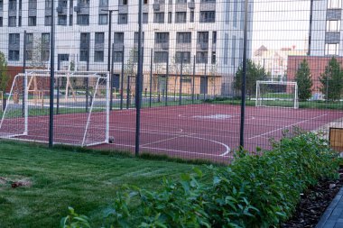 Kazan, Tataristan, Rusya - Eylül 2021: bulutlu gökyüzüne karşı tipik yüksek binaların bir parçası. Benim Ritmim adında bir yerleşim yeri. Kazan şehrinde Ak Çubukları Geliştirme