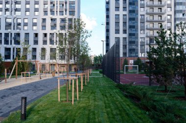 Kazan, Tataristan, Rusya - Eylül 2021: bulutlu gökyüzüne karşı tipik yüksek binaların bir parçası. Benim Ritmim adında bir yerleşim yeri. Kazan şehrinde Ak Çubukları Geliştirme