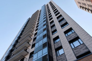 Kazan, Tataristan, Rusya - Eylül 2021: bulutlu gökyüzüne karşı tipik yüksek binaların bir parçası. Benim Ritmim adında bir yerleşim yeri. Kazan şehrinde Ak Çubukları Geliştirme