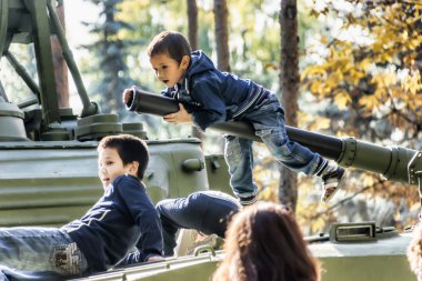 Silah zoruyla. Ufa. Zafer Parkı.