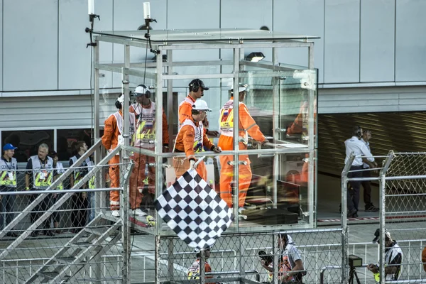 Bandeira de acabamento xadrez sobre o Grand Prix Speedway . — Fotografia de Stock