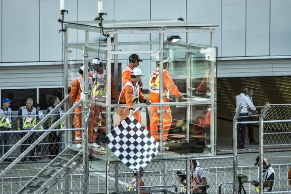 Drapeau d'arrivée à damier sur le Grand Prix Speedway . — Photo