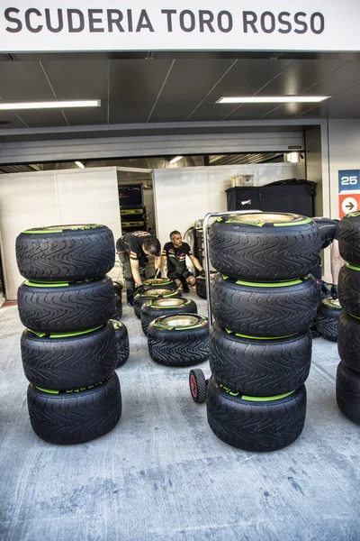 Mechanica team scuderia toro rosso produceren sets van rubber aan de — Stockfoto