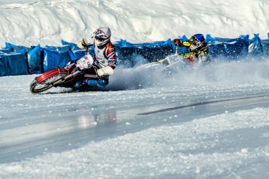 Köşe çıkışta mücadele.