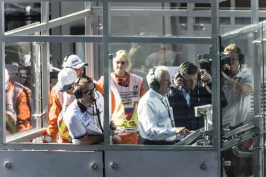 Dmitry Kozak, FIA ile birlikte Yarış Direktörü Charlie Whiting içinde