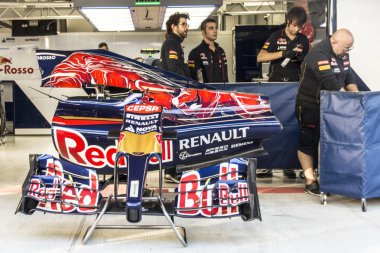 Scuderia Toro Rosso. Mekanik. Araba Daniel Kvyat düzeltilmesi.