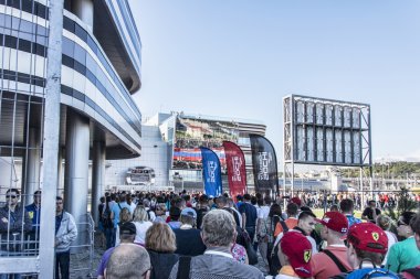  Sochi autodrom. Formula 1 hayranları ziyaret etmek için sıraya vardır