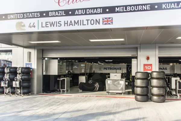 Equipe de boxe, Mercedes. Carro de corrida envolta Lewis Hamilton — Fotografia de Stock