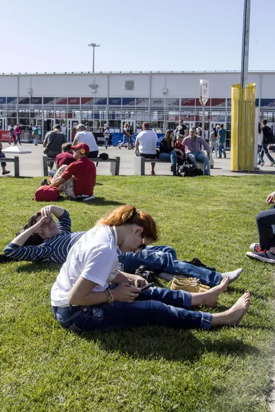 Fanoušci Formule 1 čeká na začátek vstupu na území o — Stock fotografie