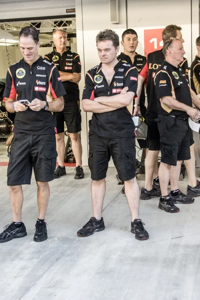 Equipe de mecânica Lotus na frente de sua caixa . — Fotografia de Stock