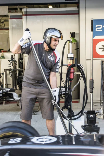 Sauber F1 Team. Mechanic with Jack in the car. — Stock Photo, Image