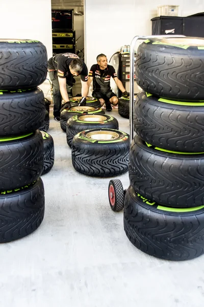 Scuderia Toro Rosso. Meccanica. Controllo dei pneumatici prima della prova — Foto Stock
